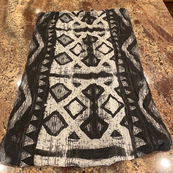 Black & Light Grey, 19” x 33” Aztec Design Scarf, NWT - Picture 2 of 8